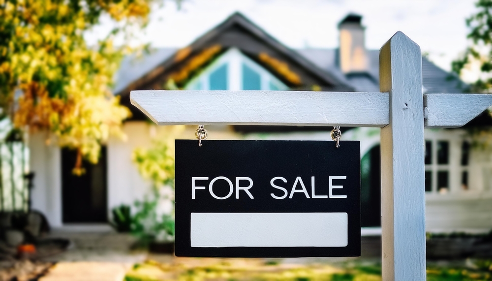 Close-up,Of,For,Sale,Sign,In,Font,Of,House,,Real